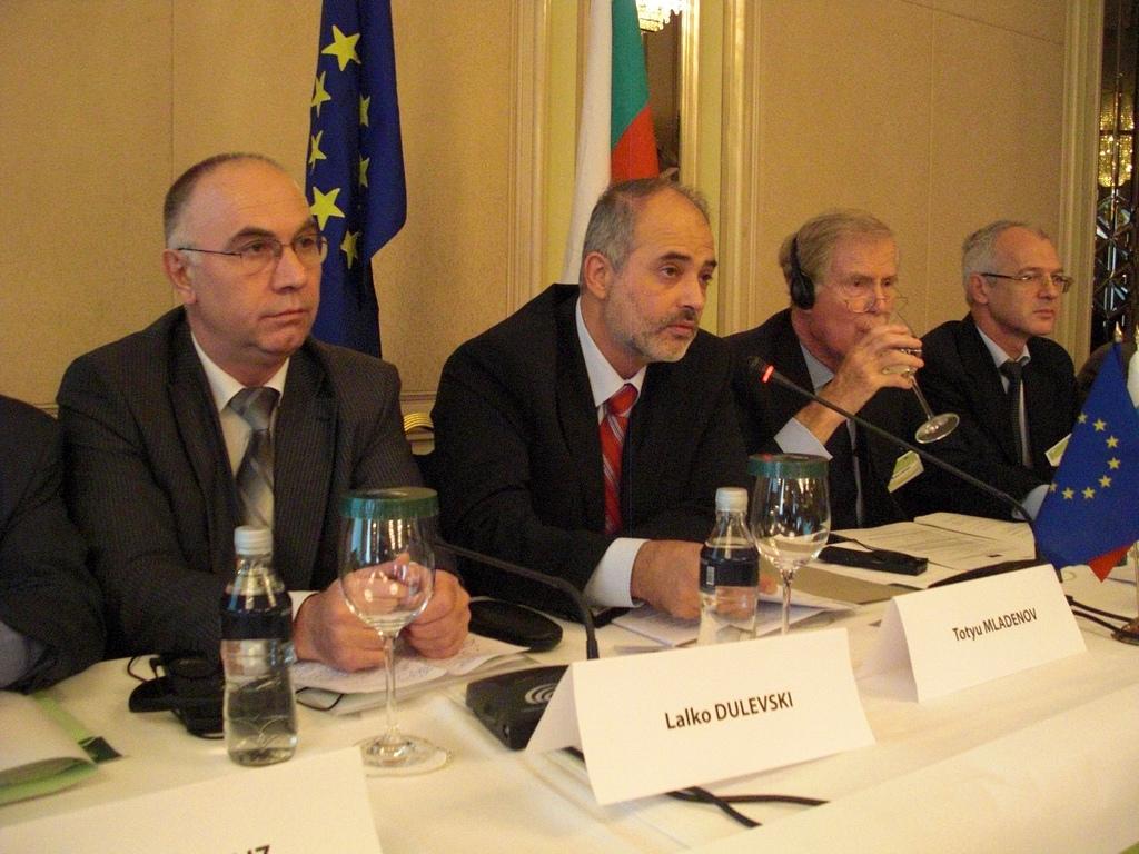 From left to right: Mr DULEVSKI, President of the Economic and Social Council of Bulgaria, Mr MLADENOV, Minister for Labour and Social Policy of the Republic of Bulgaria, Mr CASSIDY, Chairman of the EESC Section for the Single Market, Production and Co...